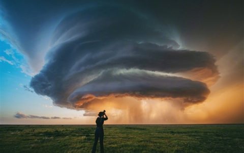 绝对壮观不看后悔！风暴追逐者近距离拍摄超级单体风暴