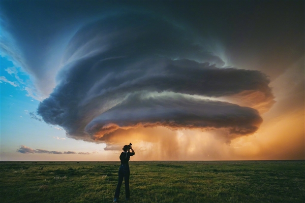 绝对壮观不看后悔！风暴追逐者近距离拍摄超级单体风暴