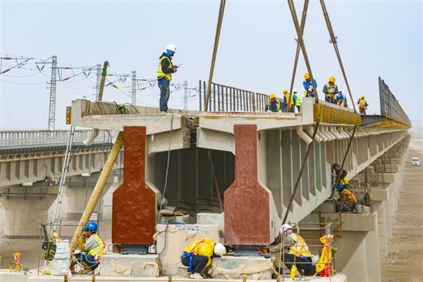 穿越罗布泊！罗若铁路开始铺轨 全长近300公里