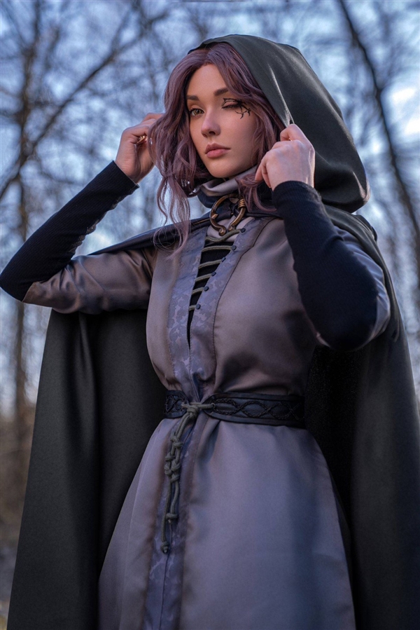 国外美女Cos《黑夜君临》女爵美图 完美逼真还原