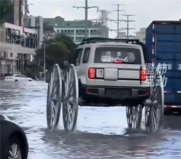 广东台风天男子爆改宝骏悦也上路 车轮比车高！结果惨遭扣车