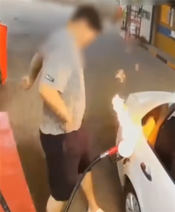加油时男子站在油箱旁 手上一个小动作把自己车给烧了