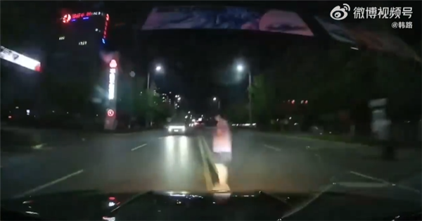 两车互闪远光灯 结果导致路人无辜被撞！网友热议咋定责