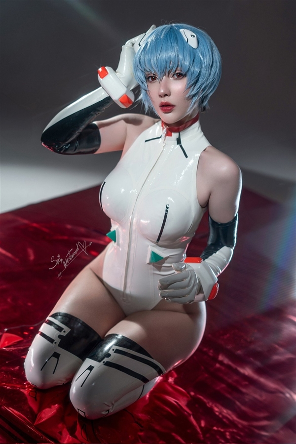 国外美女Cos《黑夜君临》女爵美图 完美逼真还原