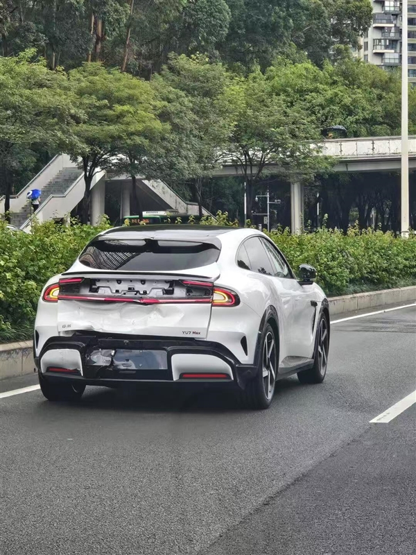 小米YU7上市后首撞：被后车追尾