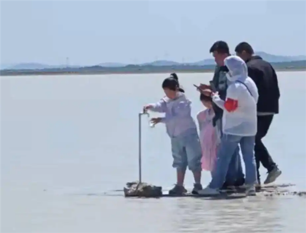 “牛奶湖”游客排队接奶 当地文旅局：是纯牛奶不是湖水 可放心喝