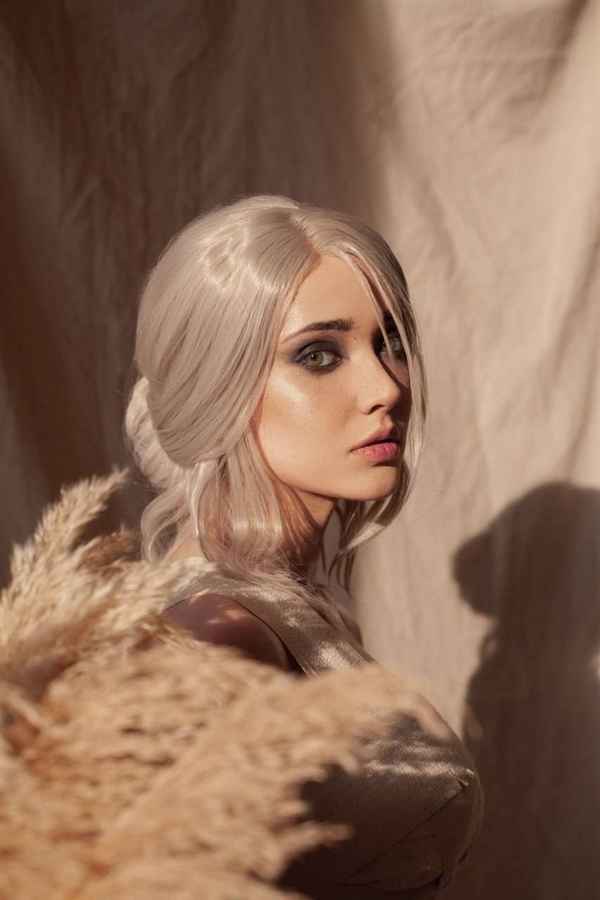 国外美女Cos《黑夜君临》女爵美图 完美逼真还原