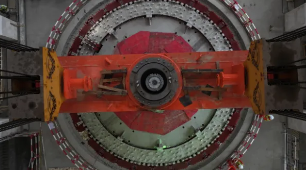 号称“天山第一吊”！新疆大石峡水利枢纽首台机组转子成功吊装