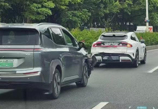 小米YU7上市后首撞：被后车追尾