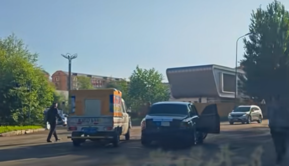 损失或超20万 劳斯莱斯跑婚庆时与小货车碰撞：后者未买商业险