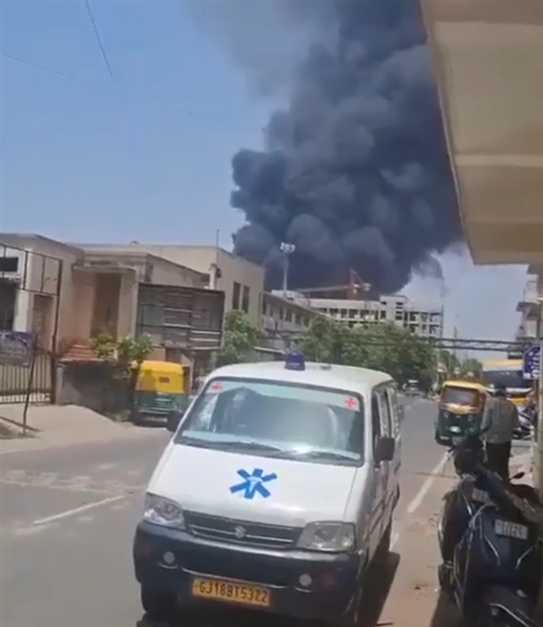 印度客机坠毁上空冒浓烟！机场暂停运营：所有航班停运