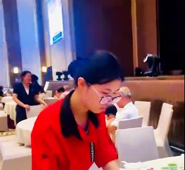 女生高考总分超600分:放榜时在酒楼端盘子插图1 女生高考总分超600分:放榜时在酒楼端盘子