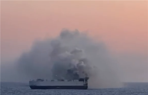 载约3000辆汽车的滚装船在太平洋起火 上汽通用客服：有车在船上