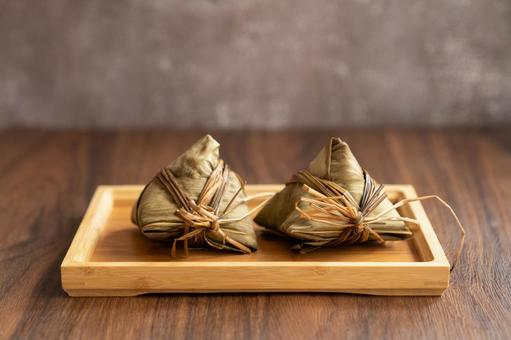 女子用高压锅煮粽子发生爆炸：厨房一片狼藉