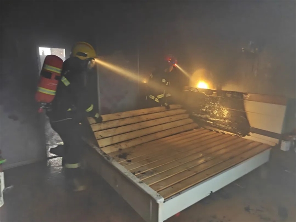 充电宝卧室放电突然起火 剃须刀被烧成黑炭插图 充电宝卧室放电突然起火 剃须刀被烧成黑炭