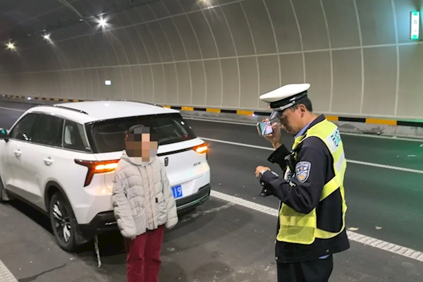 女司机高速逆行70公里 自称跟着导航走 发现别人行驶方向相反才惊觉