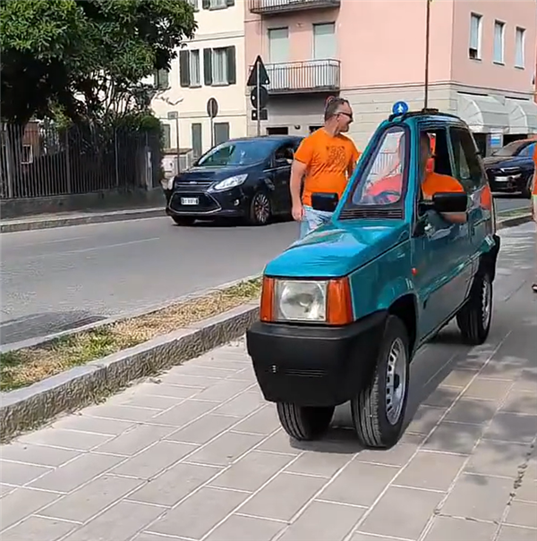 妥妥“纸片车”！意大利人打造世界最窄汽车：方向盘没碗大
