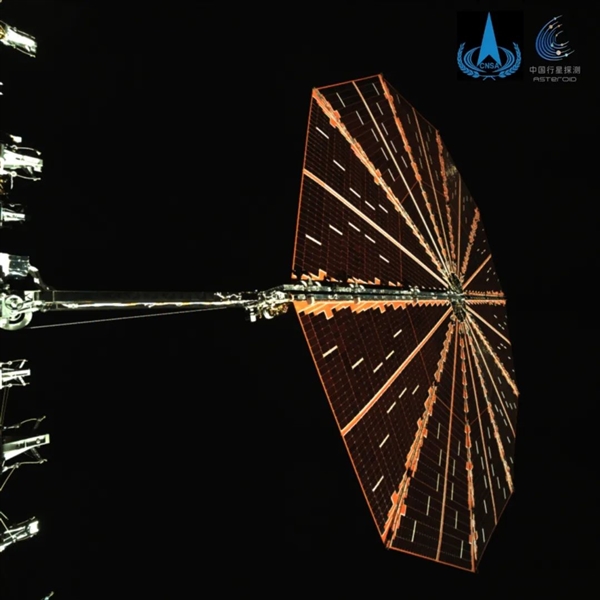 天问二号升空后传回第一张照片：圆形柔性太阳翼展开