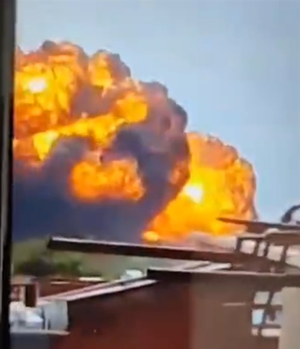 波音787全球首起空难！印度坠毁客机起飞后坠入居民区 航空博主分析四大可能原因