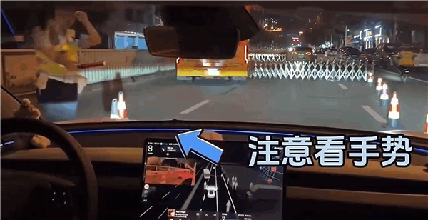 特斯拉FSD遇查酒驾网友直呼封神：停车、吹气、起步 车主全程无接管