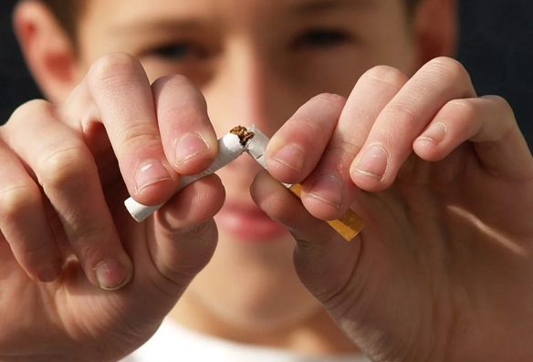 彩票店女老板整天吸二手烟：血管堵90% 每天接触吸烟顾客超12小时