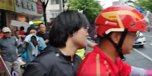 高考忘带身份证 京东外卖小哥急送考生回家取证