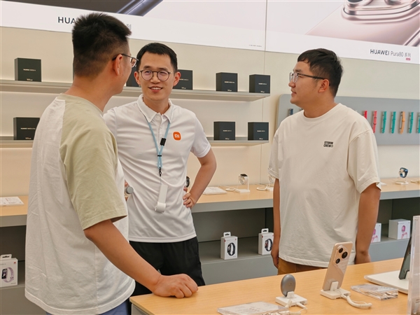 小米王腾现身华为门店探Pura 80 网友：格局拉满！