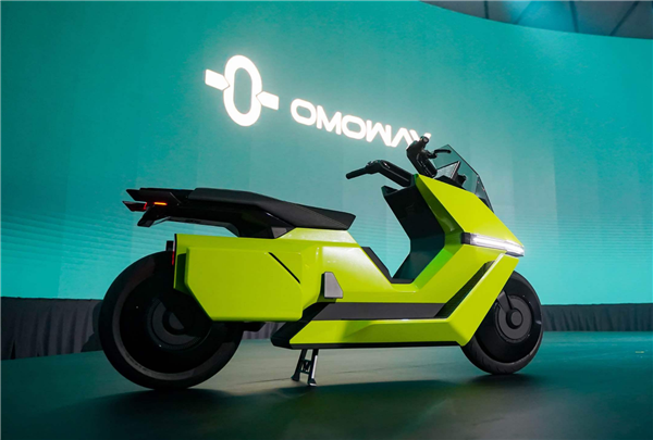 原小鹏汽车创始人打造 OMO X电动摩托首发：支持自动驾驶