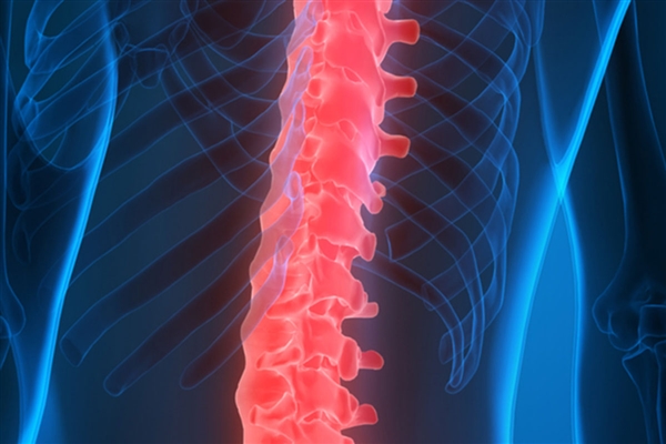周杰伦患强直性脊柱炎：近照弯腰驼背