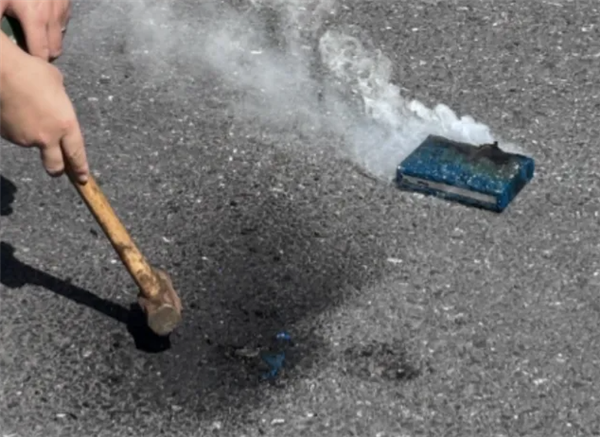 外卖小哥电动平衡车自燃 本质是锂电池产品 不能上楼充电插图1 外卖小哥电动平衡车自燃 本质是锂电池产品 不能上楼充电