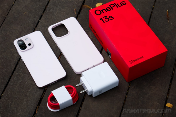 一加13s惊喜亮相海外：骁龙8至尊版小屏旗舰 4600元起