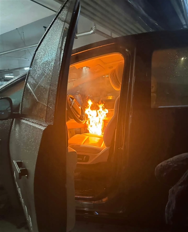 车主称理想MEGA自燃 理想相关人士回应：车内发现打火机残骸