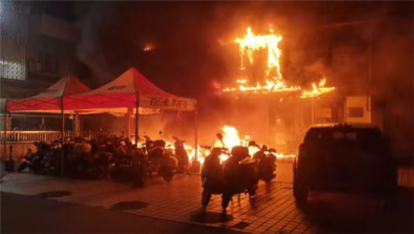 海南一电动自行车店铺凌晨突然起火：41辆烧成铁架