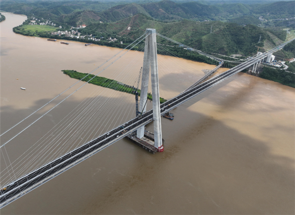 塔高238米！世界首座独塔斜拉悬吊协作体系桥通车