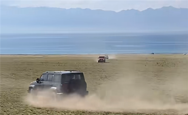 新疆赛里木湖一SUV景区漂移 车主被索赔7-20万元