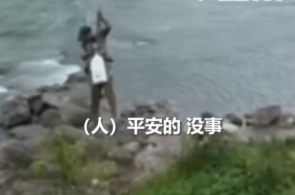 钓鱼佬被困河中男子用无人机吊上岸：用时2分钟 起飞重量达150公斤