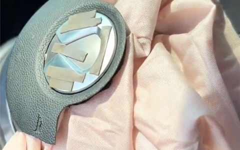 危险！腾势方向盘上贴奔驰Logo：气囊弹出后将其炸到顶棚