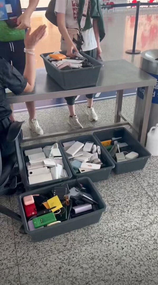 早上8点 机场已收3大筐自弃充电宝