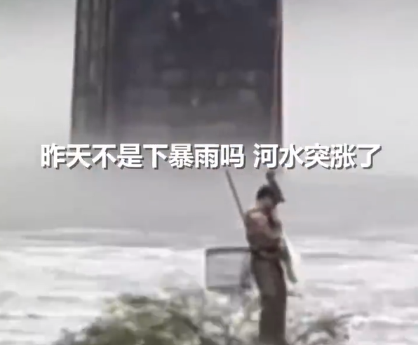 钓鱼佬被困河中男子用无人机吊上岸：用时2分钟 起飞重量达150公斤