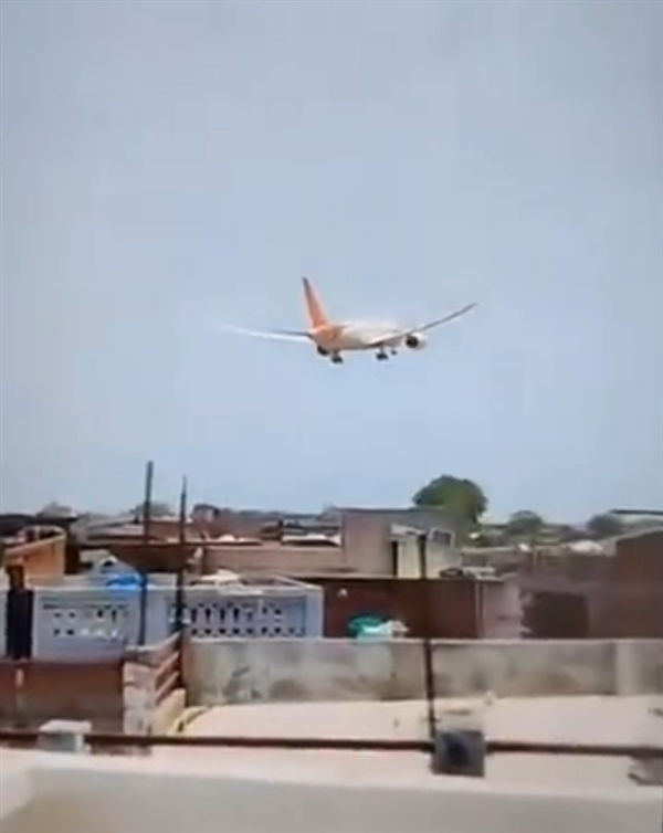 波音787全球首起空难！印度坠毁客机起飞后坠入居民区 航空博主分析四大可能原因