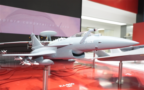 歼10CE亮相2025年巴黎航展：你好巴黎 我叫歼10CE