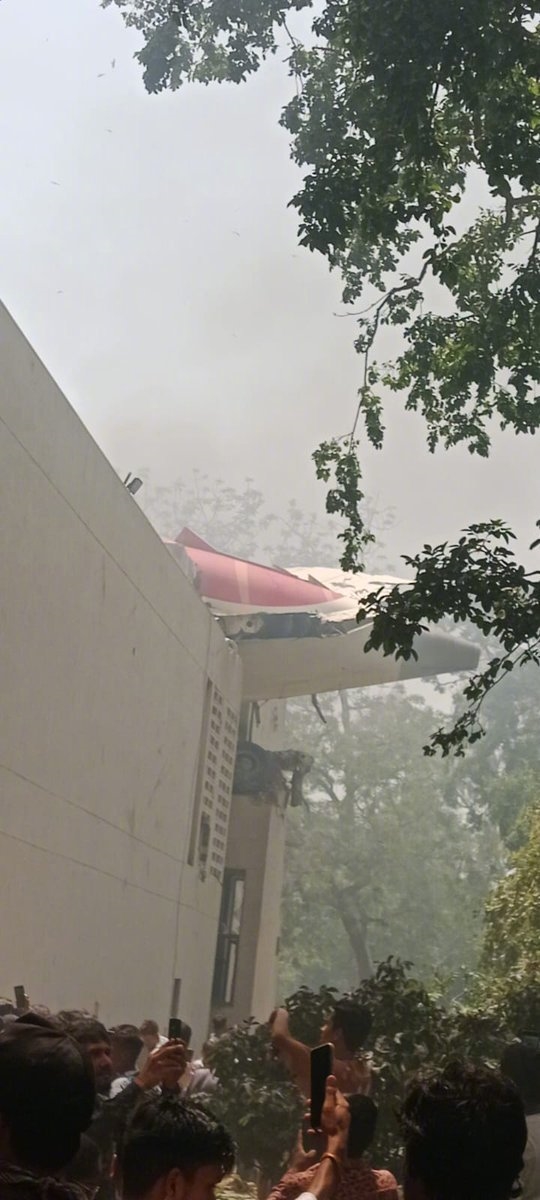 波音787全球首起空难！印度坠毁客机起飞后坠入居民区 航空博主分析四大可能原因