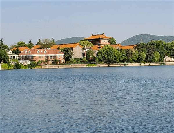 有商家99元一瓶卖北大未名湖水 宣称可提振精神、增加EQ