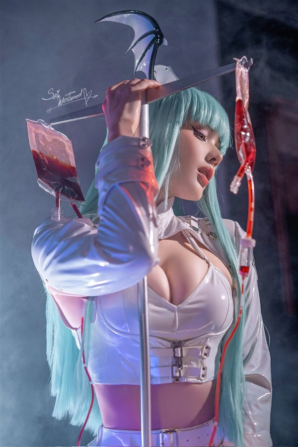 国外美女Cos《黑夜君临》女爵美图 完美逼真还原