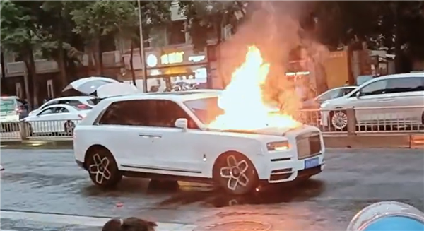 劳斯莱斯库里南当街自燃起火：车头被烧穿了