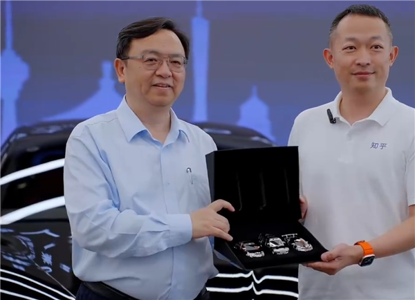 知乎创始人周源成仰望U7车主 王传福亲自交车