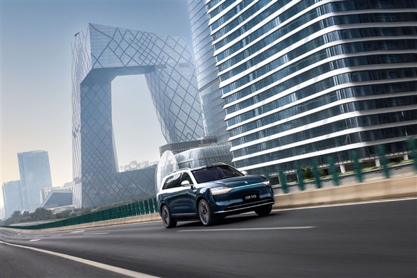 如何识别小艺在辅助驾驶！余承东官宣“智驾蓝灯”上线