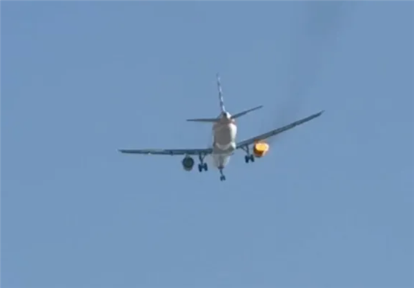 美国航空公司一客机起飞后发动机起火 现场视频曝光