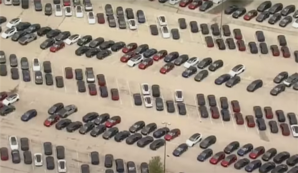 多到放不下！特斯拉美国交付中心塞满滞销新车