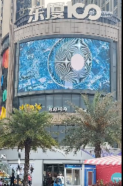 商场大屏播放巨大电风扇“望扇止暑” 网友：像极了领导给你画的饼